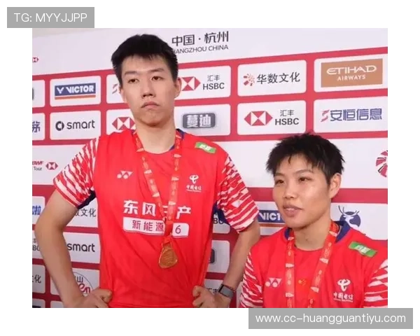 冯彦哲今天又刷场边腰包，是谁告诉他手头没钱的？