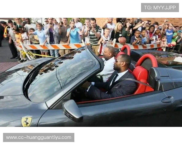 勒布朗穿着睡衣开直播，看着家里豪宅，这日常也太奢了吧