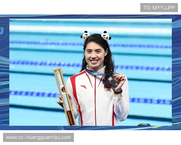 张雨霏泳池边像贵妇，跑起来却秒变拼命三郎，这差别也忒大了点吧