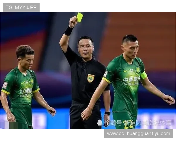 判罚争议：裁判如何依据规则处理VAR介入后的关键犯规